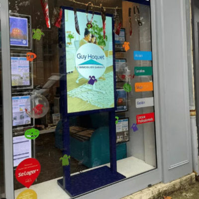 La double fenêtre d'écran dégrossie d'affichage à cristaux liquides de 49 pouces montre annoncer le moniteur à double face